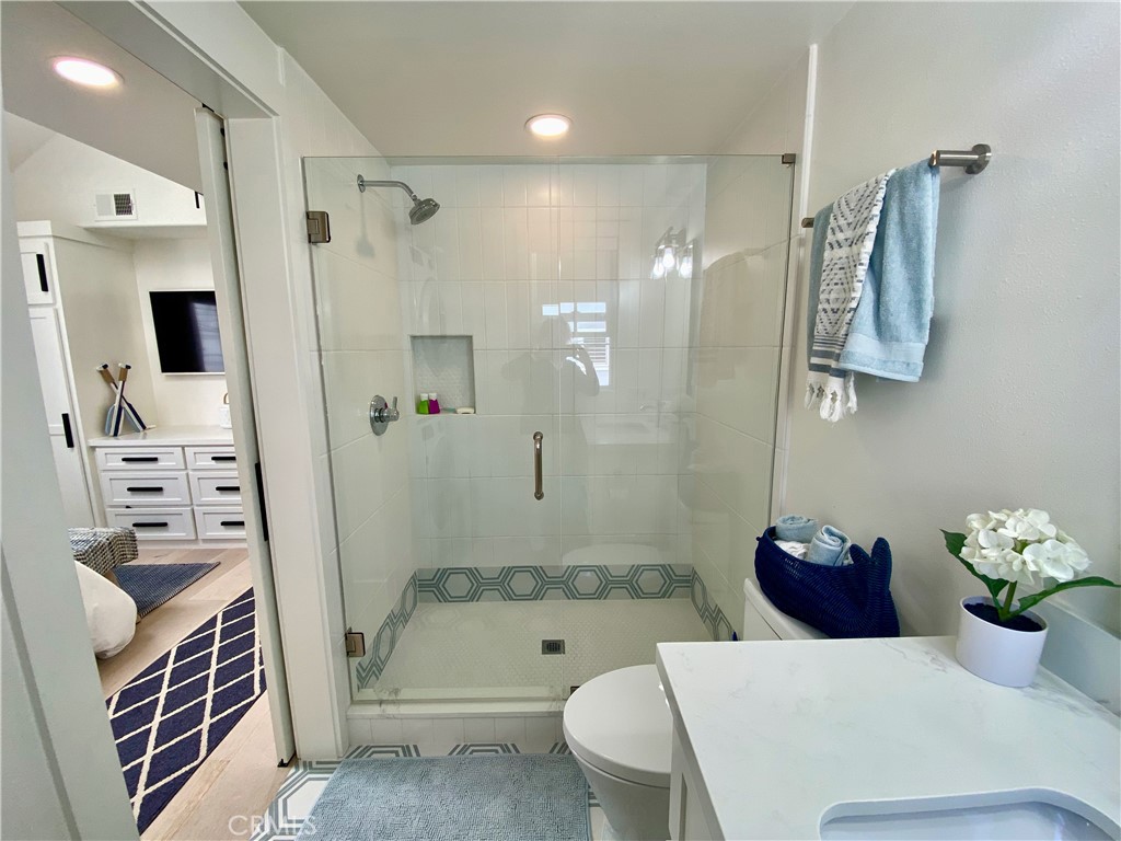 212 1/2 Garnet Property Photo 8