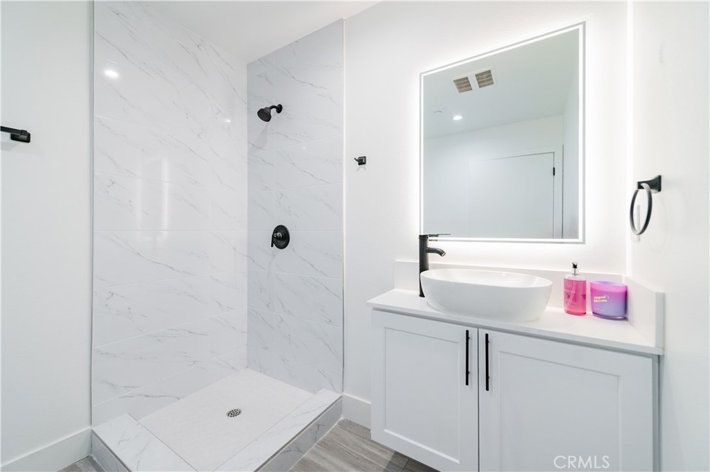 1444 W 37th Street Property Photo 10