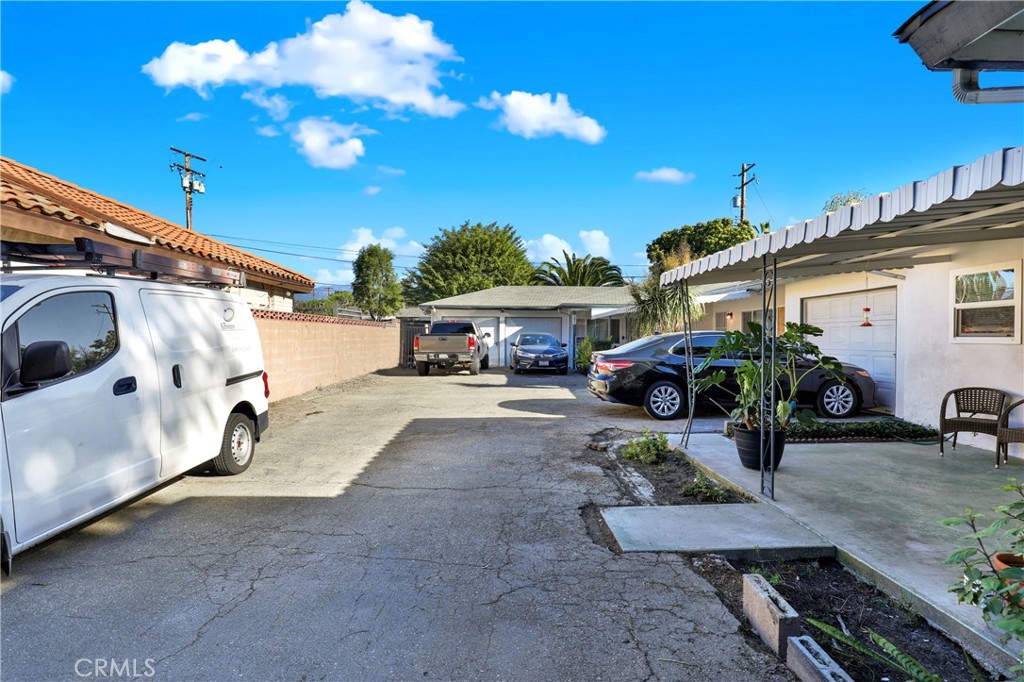 291 W Artesia Street Property Photo 7