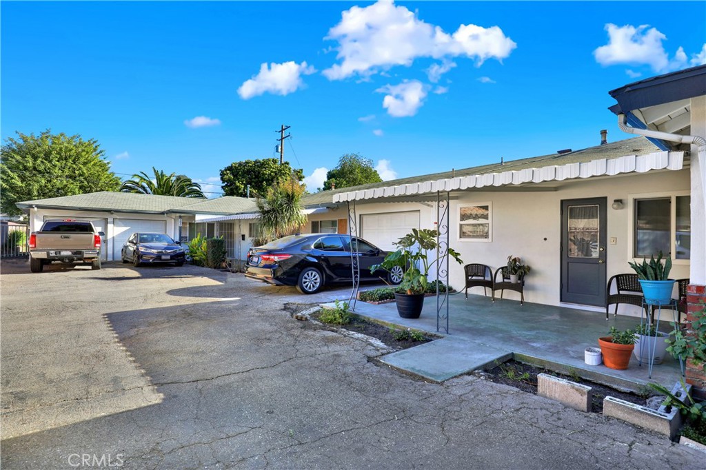 291 W Artesia Street Property Photo 8
