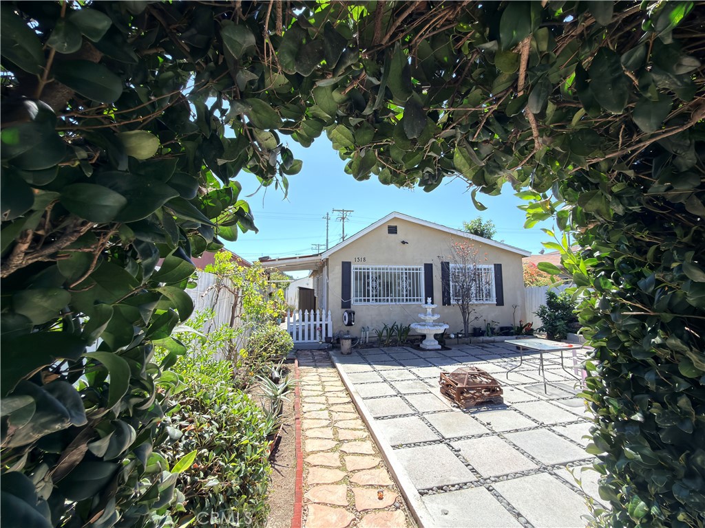 1318 E 100th Street Property Photo 2