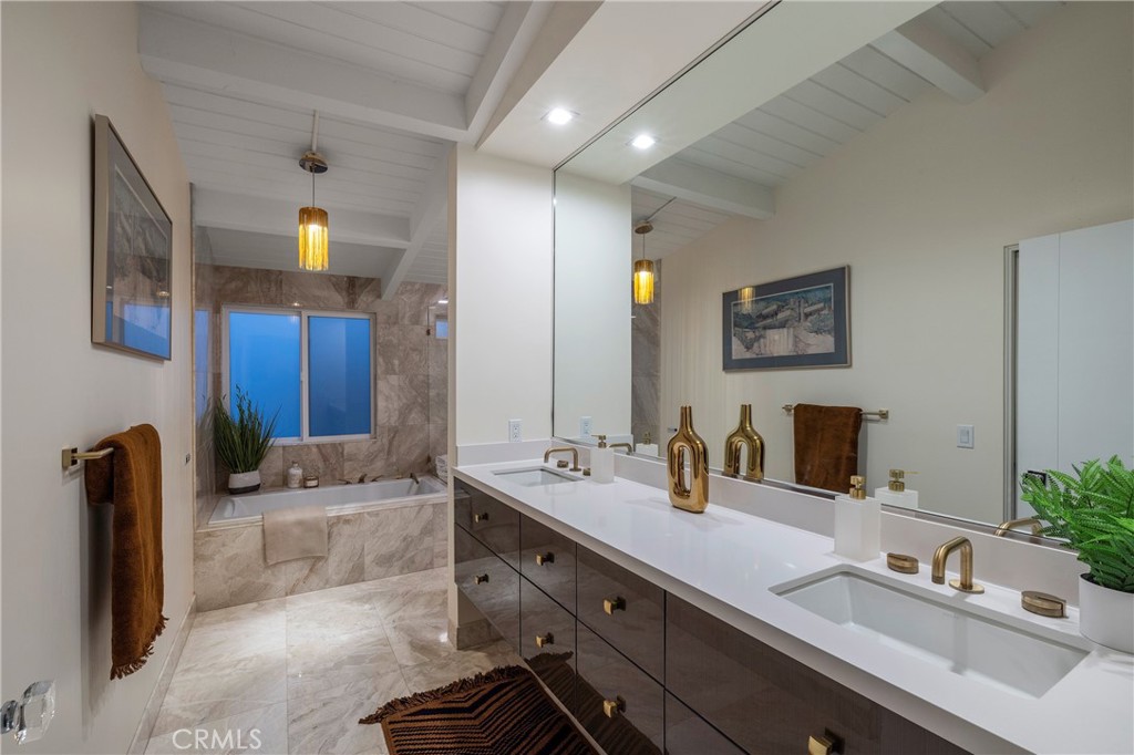 10 66th Place Property Photo 11