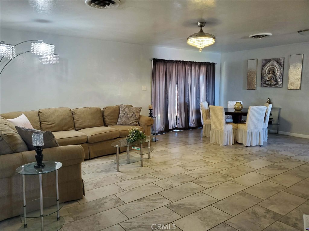 1007 N Broadway Property Photo 4