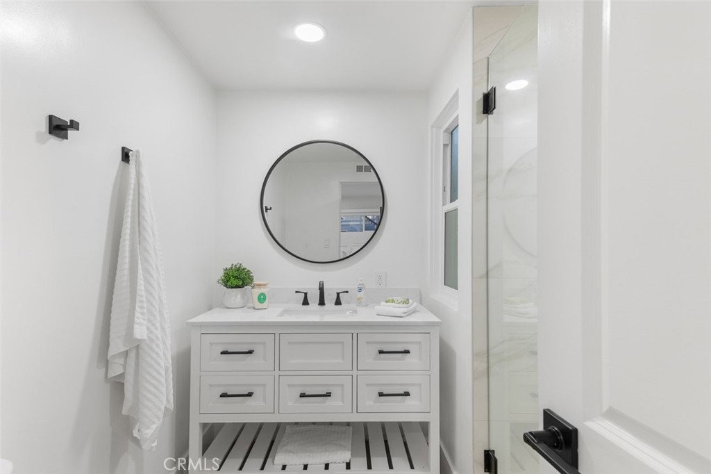 114 1/2 Onyx Property Photo 14