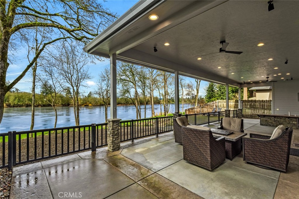 3925 Rivercrest Drive N Property Photo 2