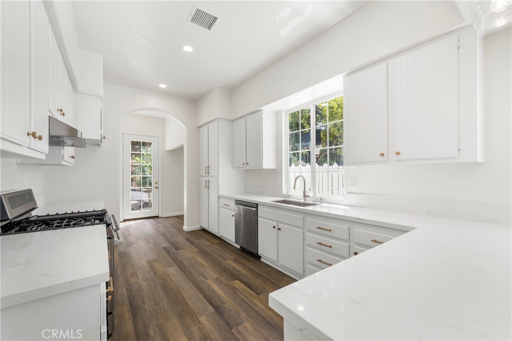 66 Turnbury Property Photo 12