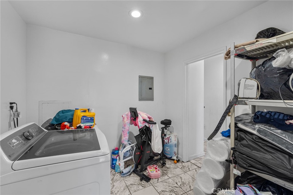 879 E 40th Place Property Photo 10