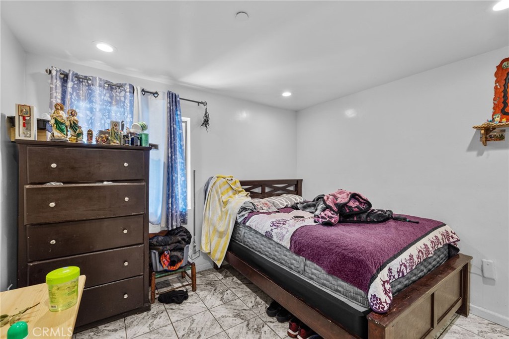 879 E 40th Place Property Photo 13