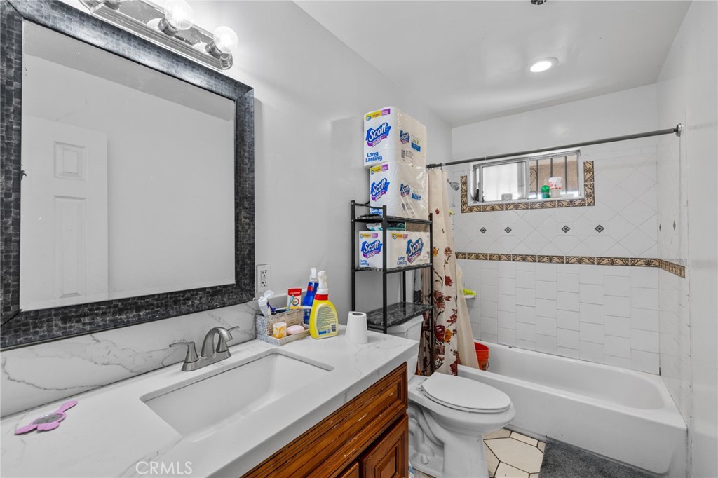 879 E 40th Place Property Photo 14