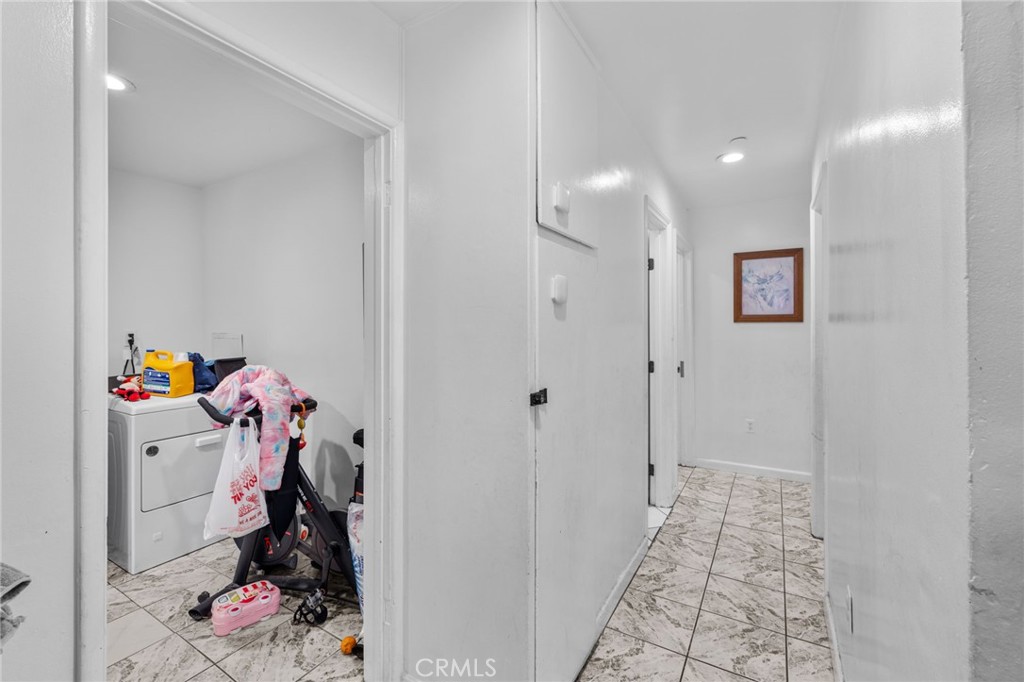 879 E 40th Place Property Photo 16