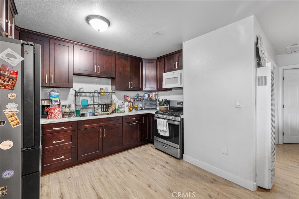 879 E 40th Place Property Photo 18