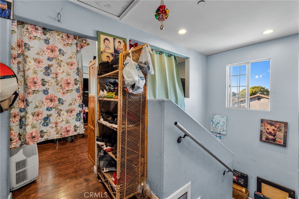 879 E 40th Place Property Photo 36