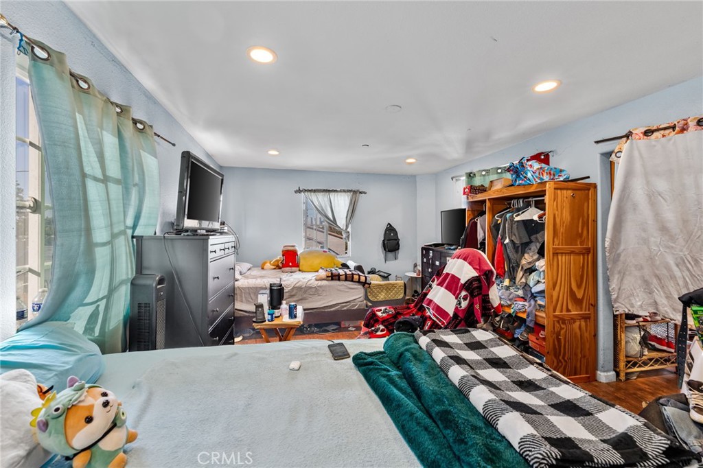 879 E 40th Place Property Photo 38