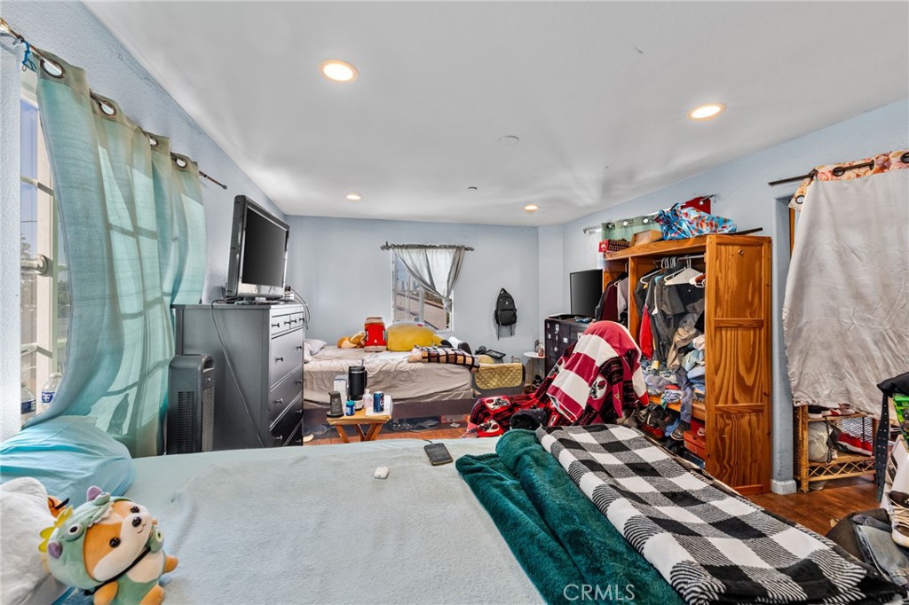 879 E 40th Place Property Photo 38