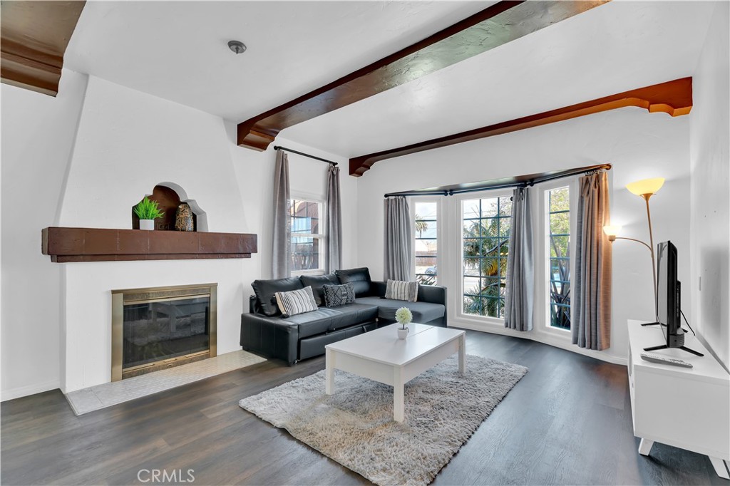8319 S Van Ness Property Photo 1