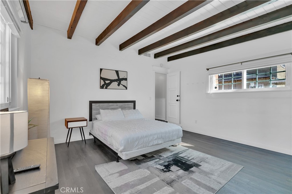 8319 S Van Ness Property Photo 3
