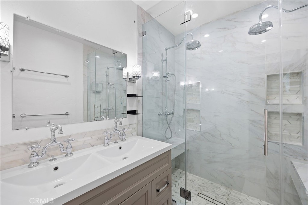 8319 S Van Ness Property Photo 4