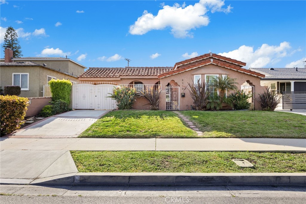 8319 S Van Ness Property Photo 5