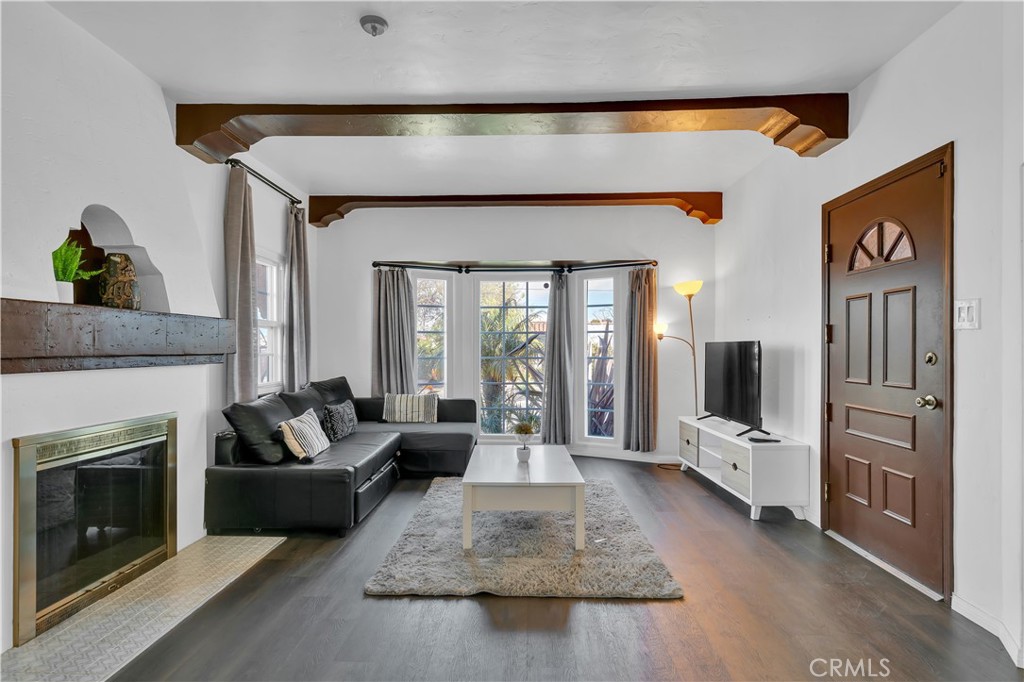 8319 S Van Ness Property Photo 6