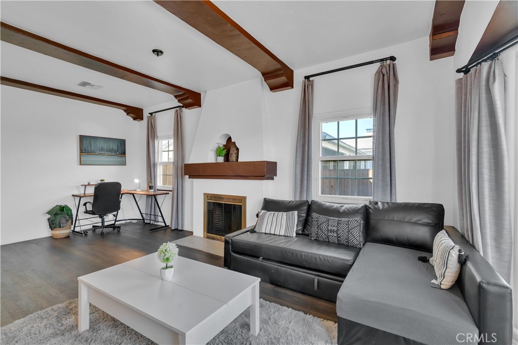 8319 S Van Ness Property Photo 7