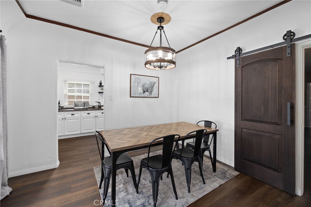 8319 S Van Ness Property Photo 9
