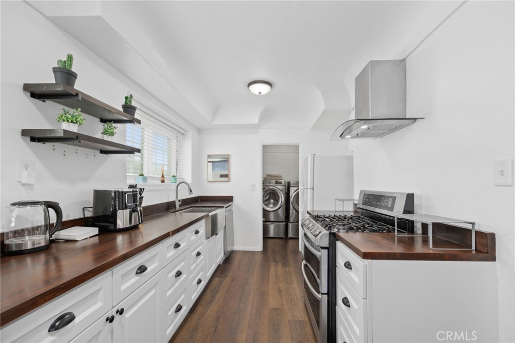 8319 S Van Ness Property Photo 10