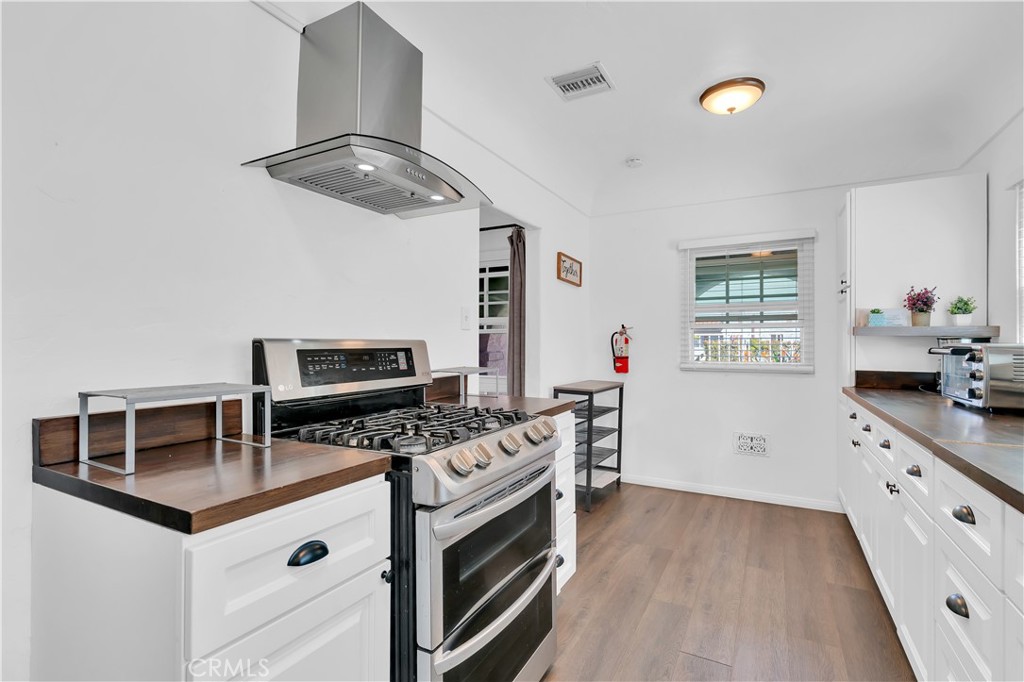 8319 S Van Ness Property Photo 12