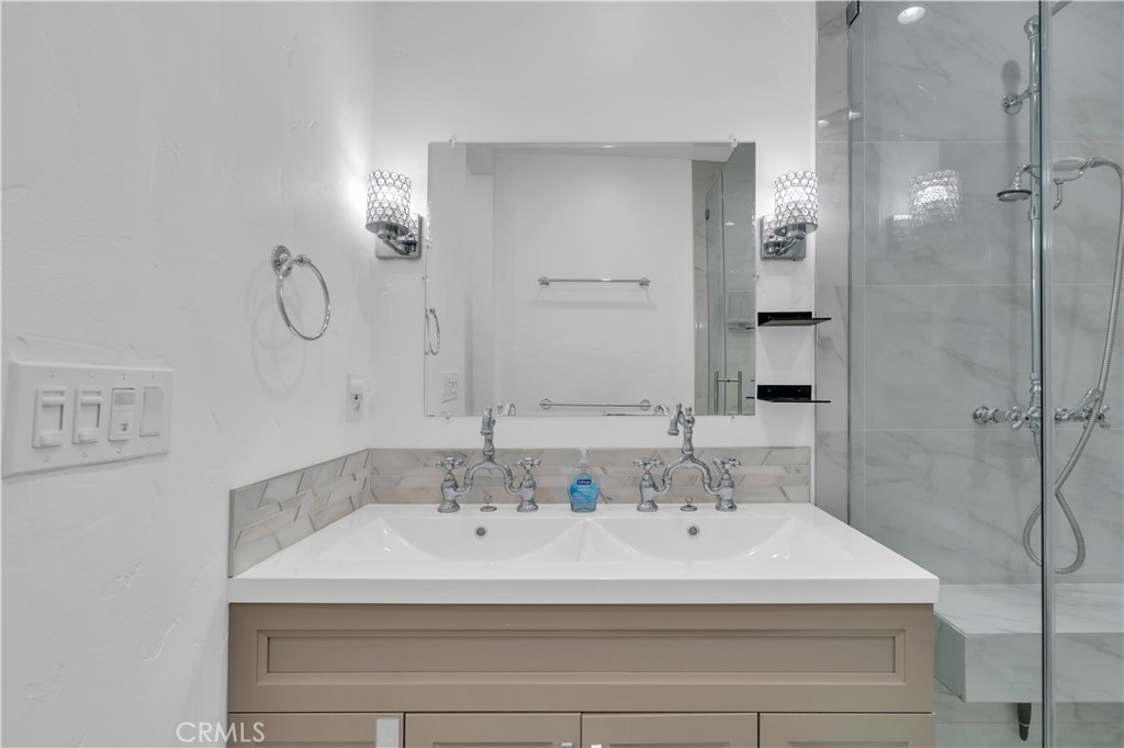 8319 S Van Ness Property Photo 15