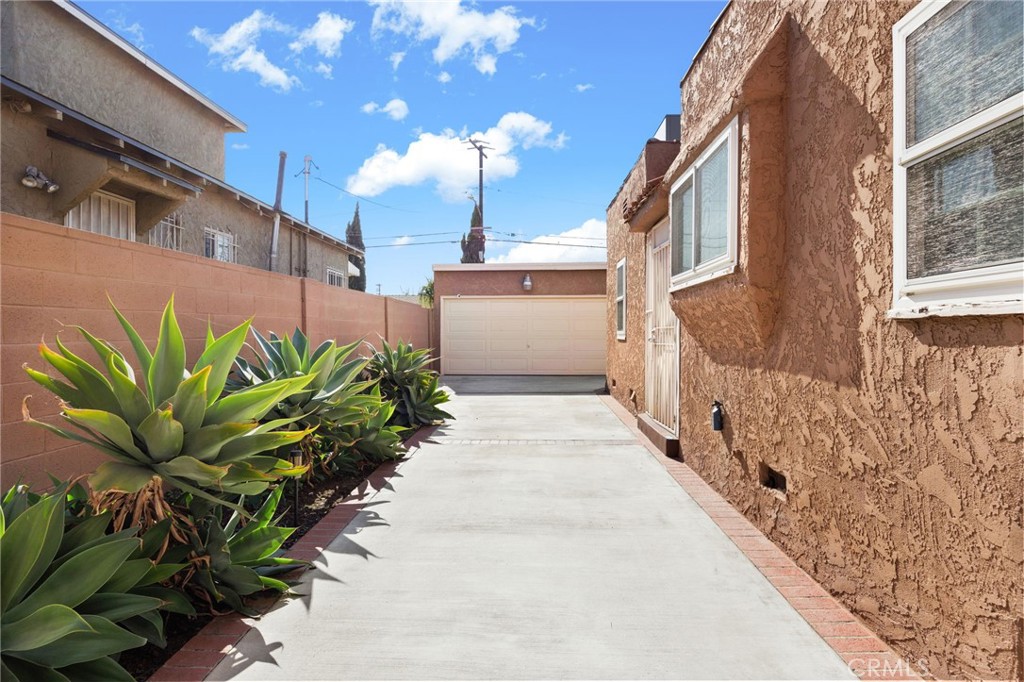 8319 S Van Ness Property Photo 22