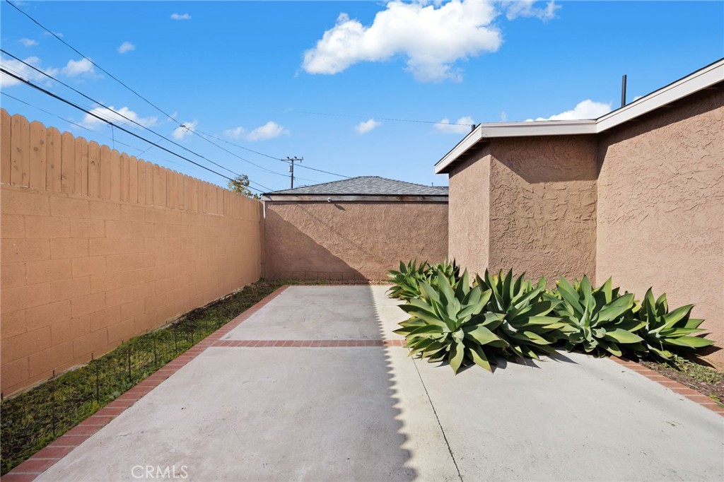 8319 S Van Ness Property Photo 23
