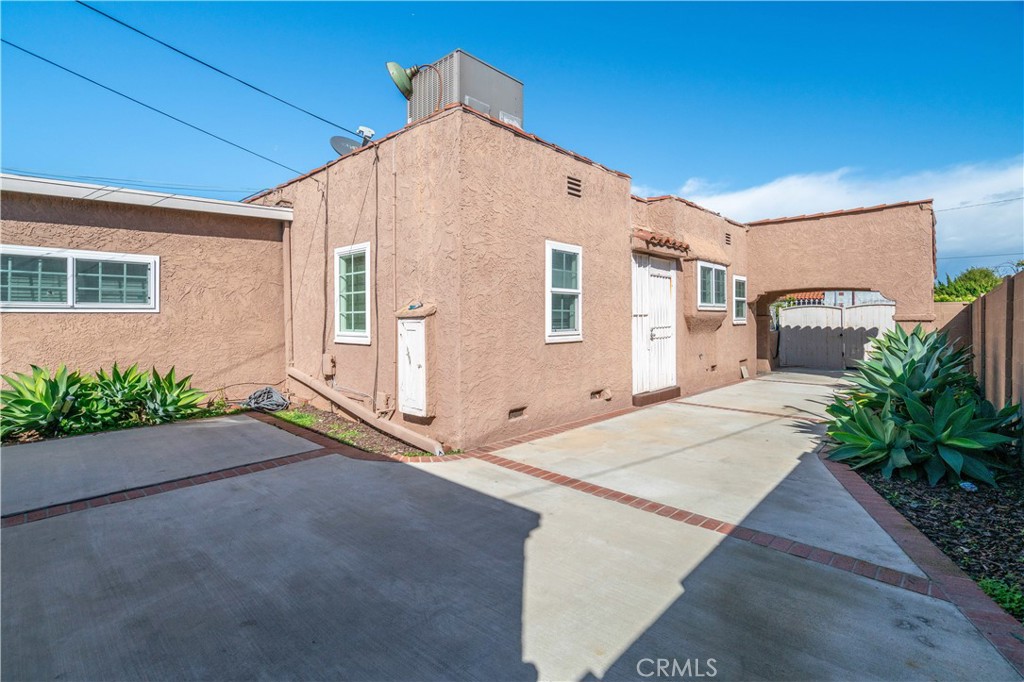 8319 S Van Ness Property Photo 24