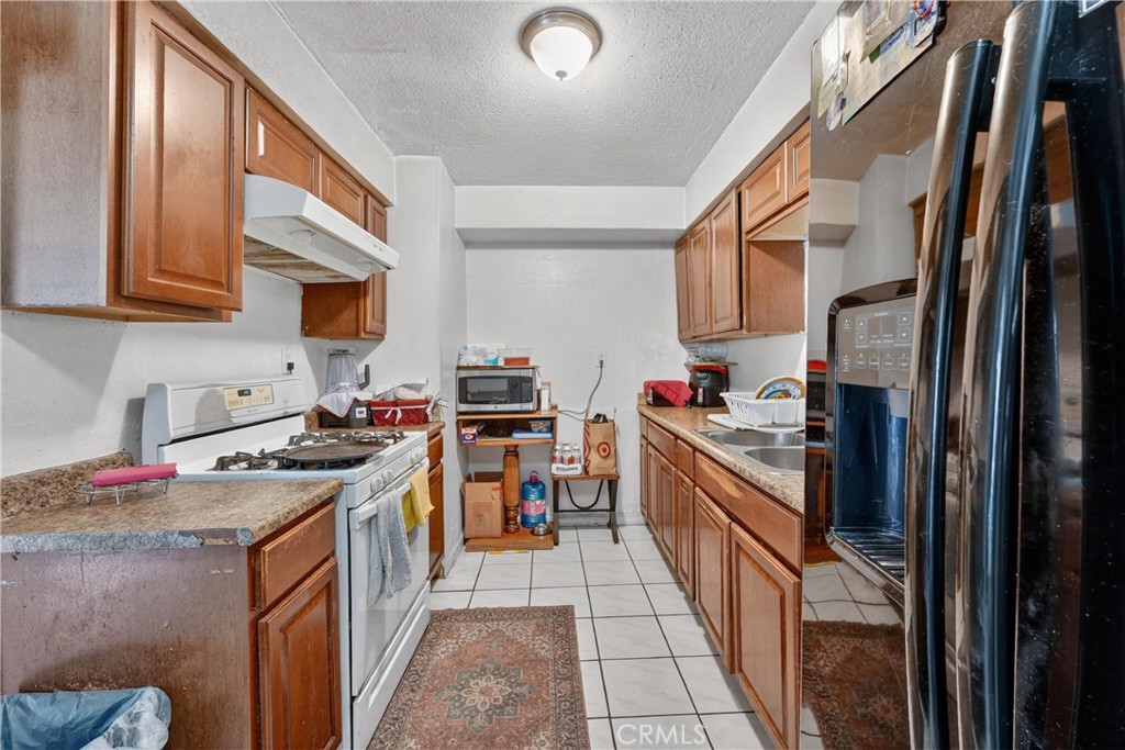 2211 S Fairview Property Photo 41
