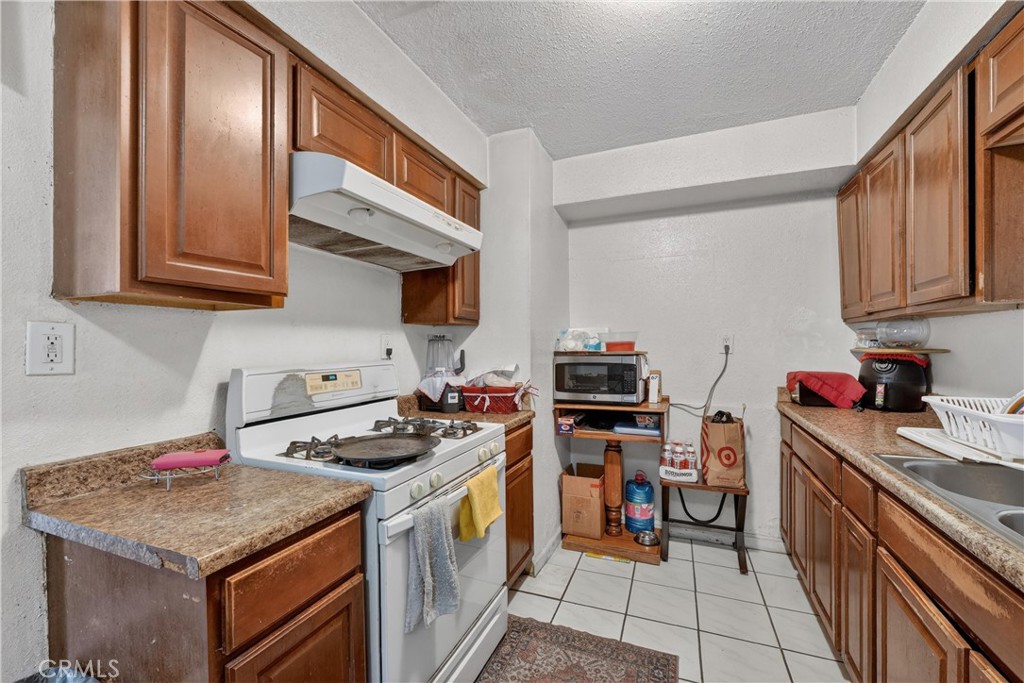 2211 S Fairview Property Photo 43
