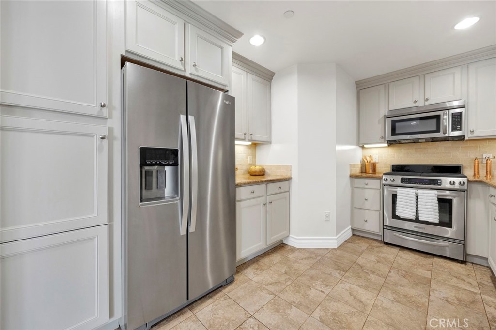 1726 S Bentley Avenue 403 Property Photo 8