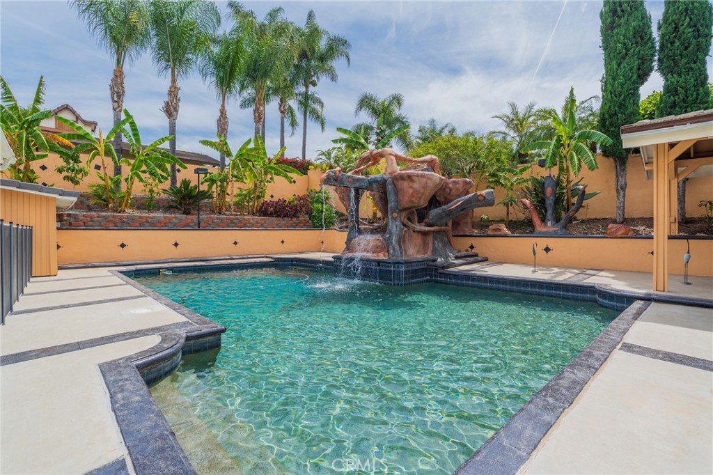 5562 Highland Property Photo 2