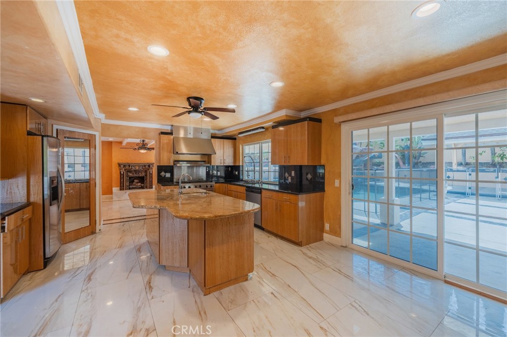 5562 Highland Property Photo 3