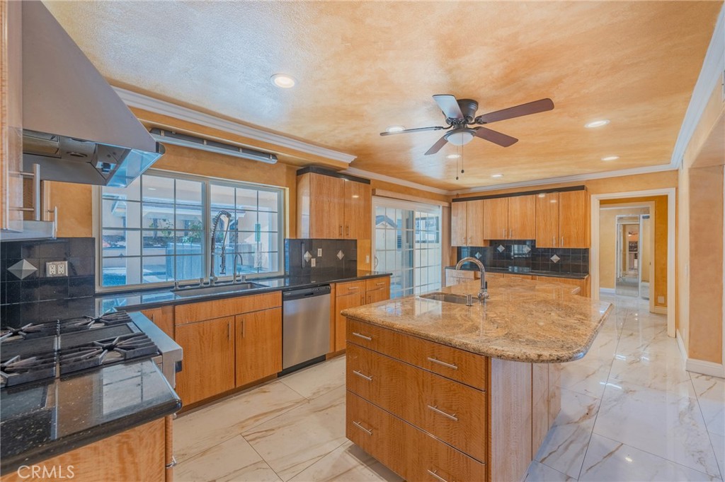 5562 Highland Property Photo 4
