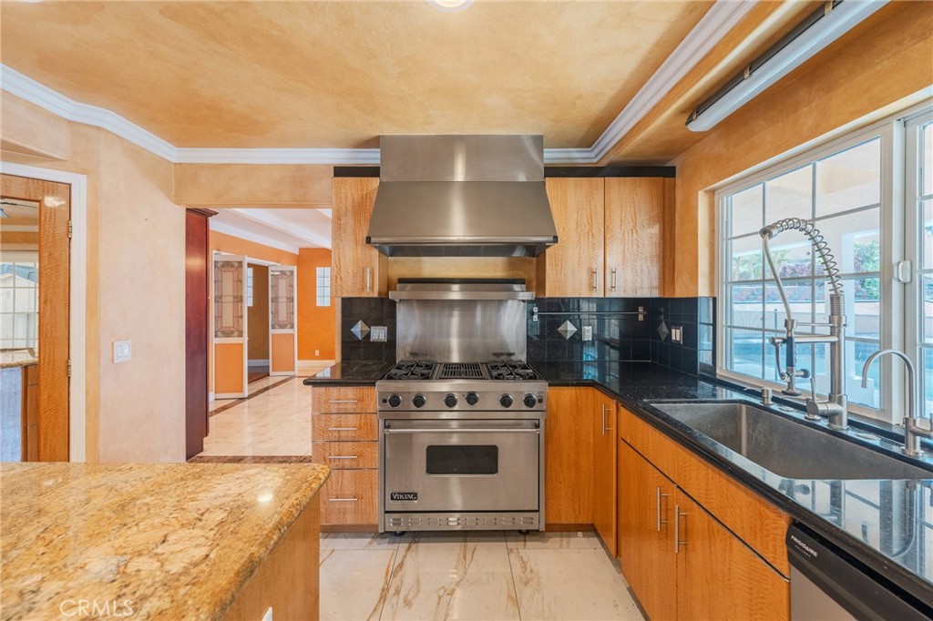 5562 Highland Property Photo 5
