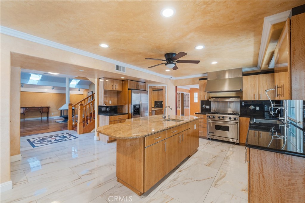 5562 Highland Property Photo 6