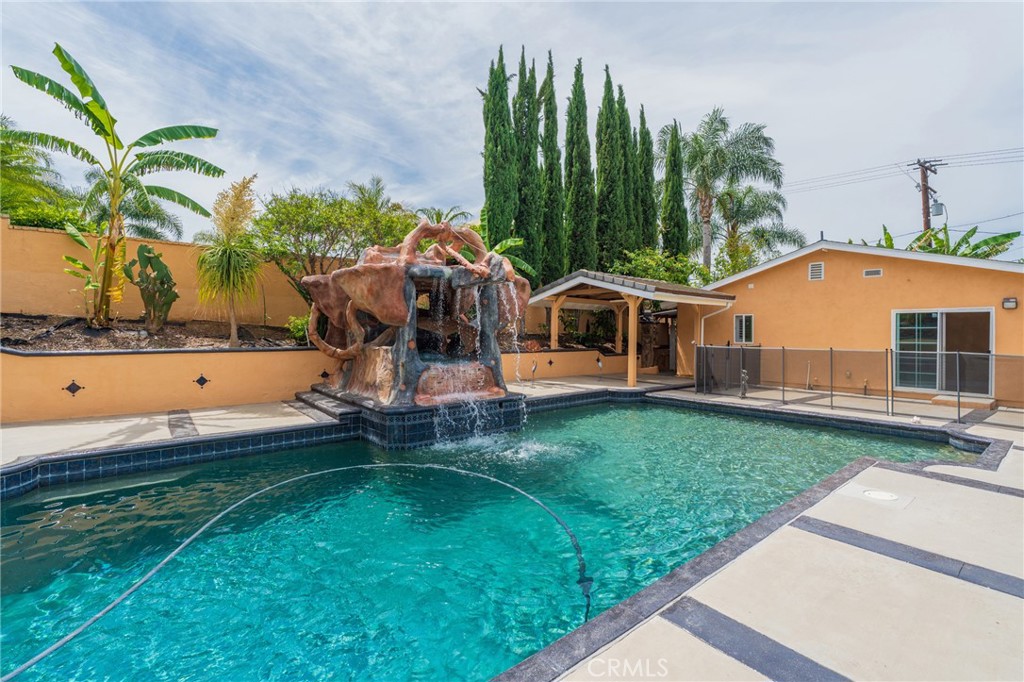 5562 Highland Property Photo 9
