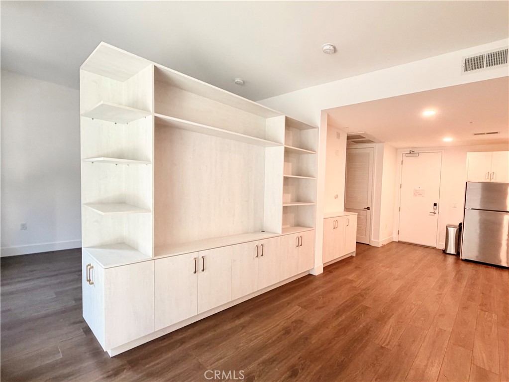 709 E Walnut Street 222 Property Photo 2