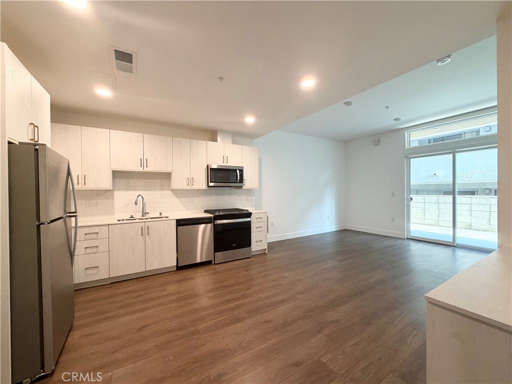 709 E Walnut Street 222 Property Photo 5