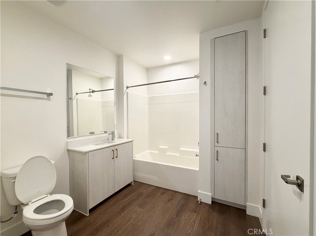 709 E Walnut Street 222 Property Photo 6