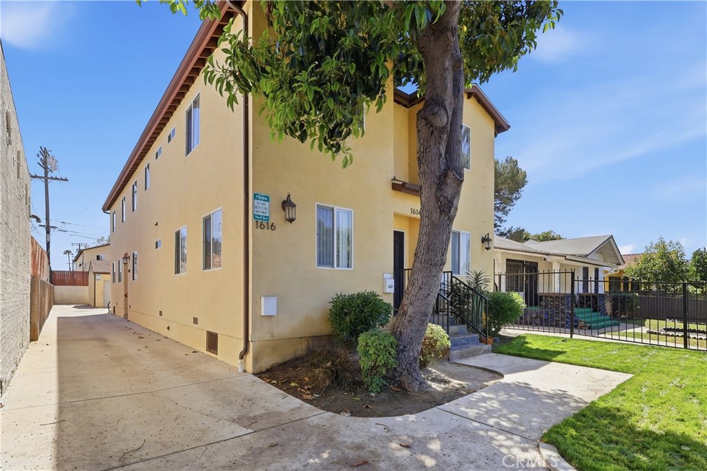 1614 W 39th Place Property Photo 1