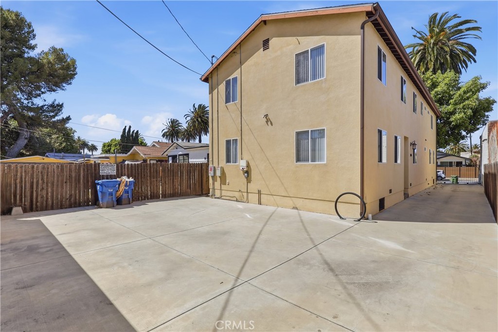 1614 W 39th Place Property Photo 2