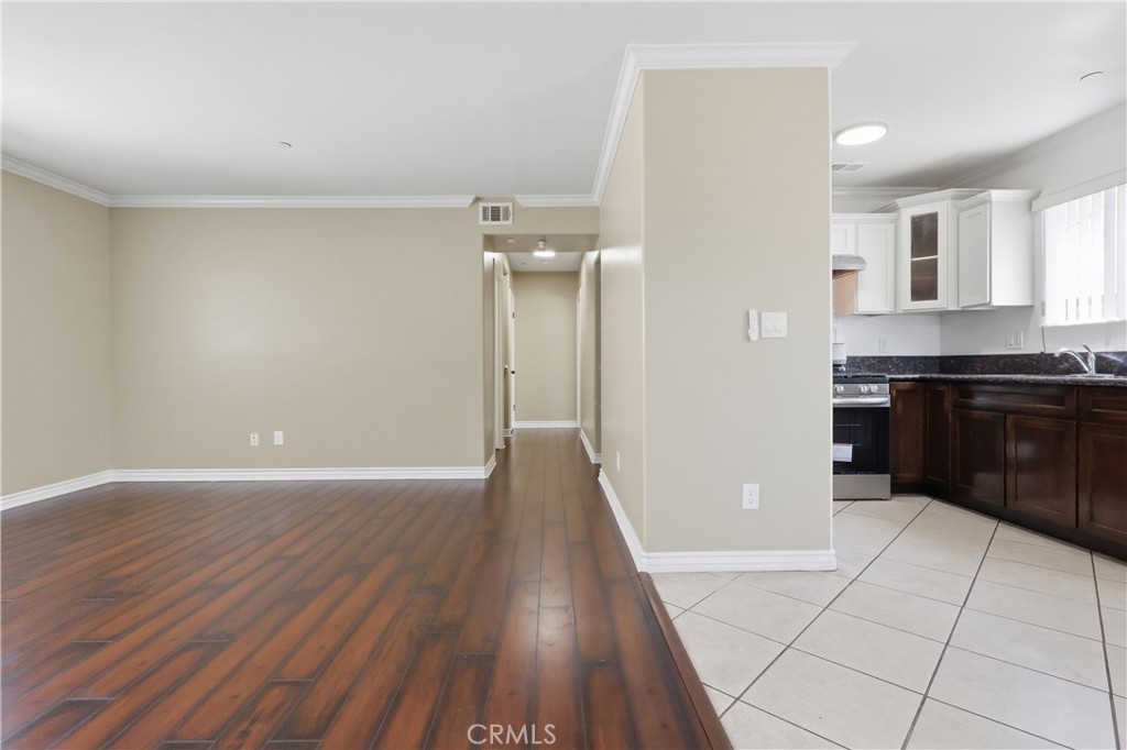 1614 W 39th Place Property Photo 5