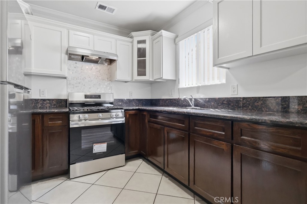 1614 W 39th Place Property Photo 10