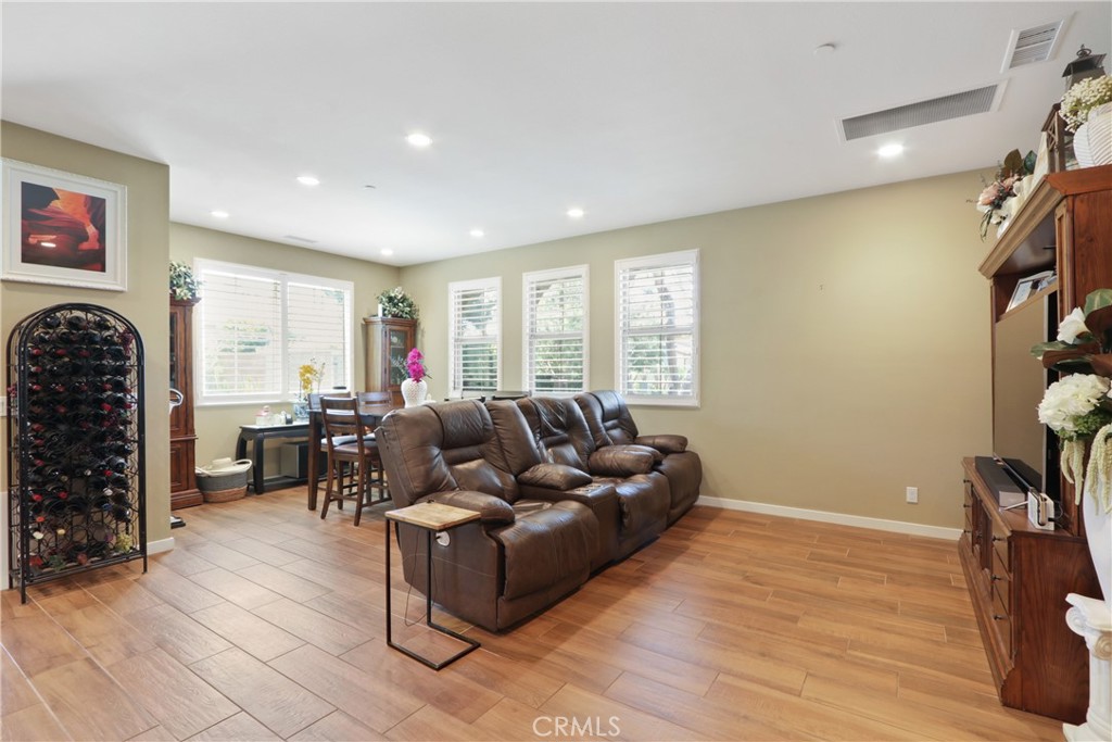 10902 Flora Park Way Property Photo 4