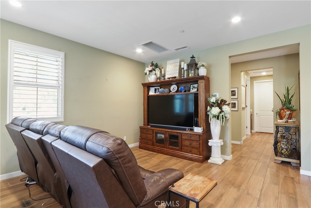 10902 Flora Park Way Property Photo 5