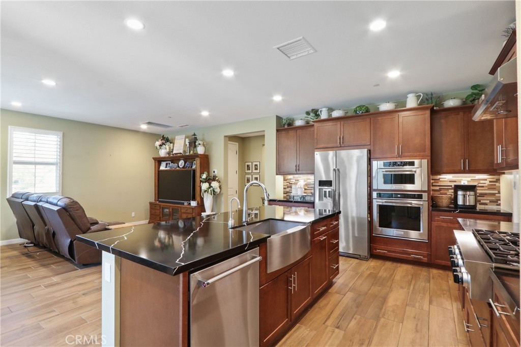 10902 Flora Park Way Property Photo 8